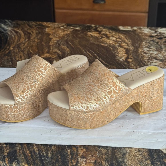 Beach by Matisse Mules - Picture 1 of 10